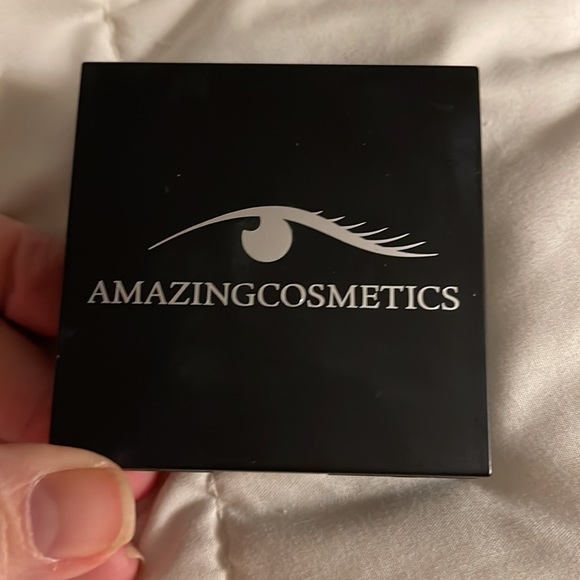 AMAZING COSMETICS Velvet Mineral Pressed Powder Foundation - Picture 2 of 3